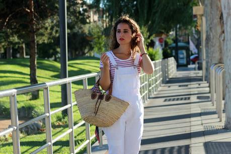 Peto blanco con estilo marinero