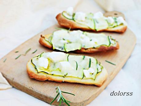 Coca  aromática de calabacín y queso