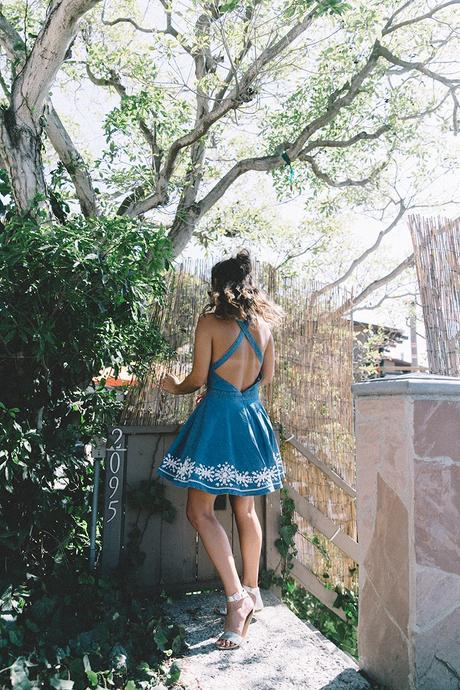Laguna_Beach-California-Denim_Dress-Embroidery_Details-Lovers_And_Friends-Outfit-Open_Back-Silver_Flat_Sandals-Collage_On_The_Road-Outfit-10