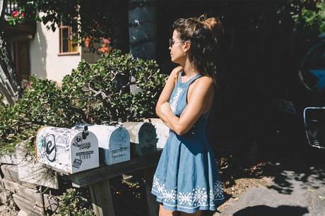 Laguna_Beach-California-Denim_Dress-Embroidery_Details-Lovers_And_Friends-Outfit-Open_Back-Silver_Flat_Sandals-Collage_On_The_Road-Outfit-27