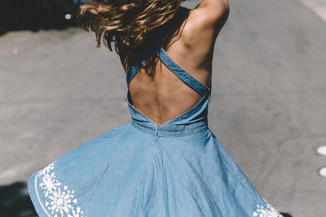 Laguna_Beach-California-Denim_Dress-Embroidery_Details-Lovers_And_Friends-Outfit-Open_Back-Silver_Flat_Sandals-Collage_On_The_Road-Outfit-26