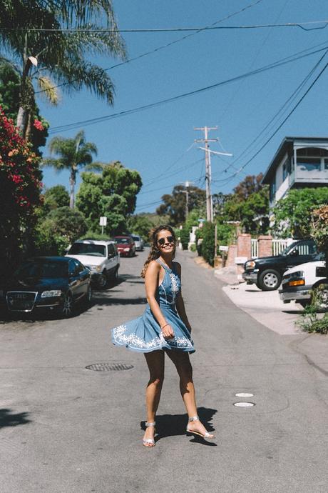 Laguna_Beach-California-Denim_Dress-Embroidery_Details-Lovers_And_Friends-Outfit-Open_Back-Silver_Flat_Sandals-Collage_On_The_Road-Outfit-34