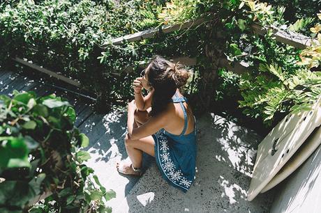 Laguna_Beach-California-Denim_Dress-Embroidery_Details-Lovers_And_Friends-Outfit-Open_Back-Silver_Flat_Sandals-Collage_On_The_Road-Outfit-9