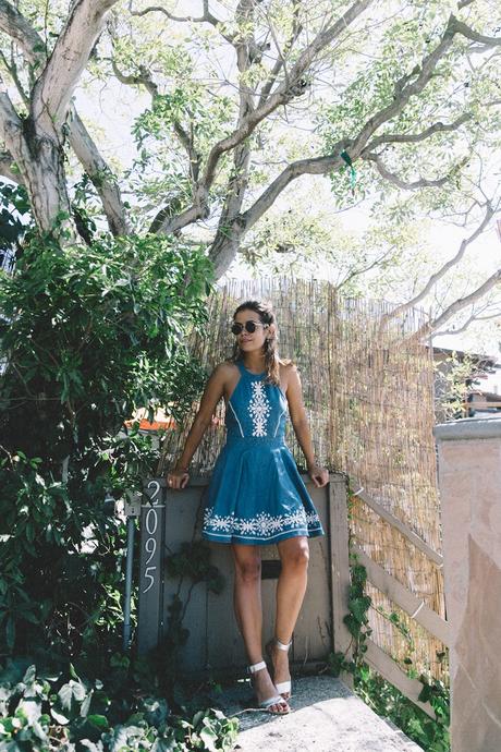 Laguna_Beach-California-Denim_Dress-Embroidery_Details-Lovers_And_Friends-Outfit-Open_Back-Silver_Flat_Sandals-Collage_On_The_Road-Outfit-16