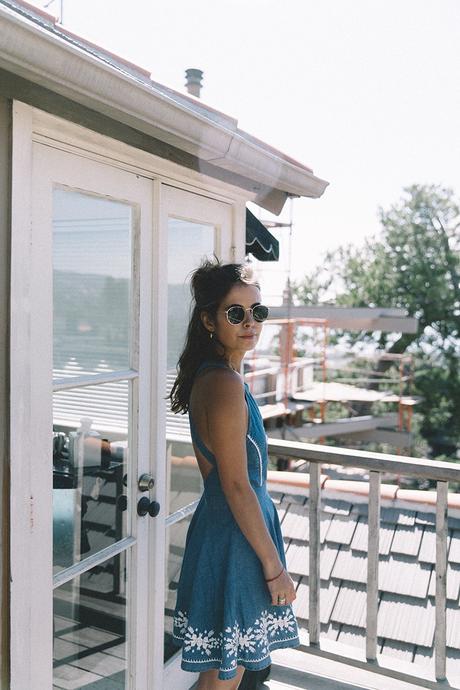 Laguna_Beach-California-Denim_Dress-Embroidery_Details-Lovers_And_Friends-Outfit-Open_Back-Silver_Flat_Sandals-Collage_On_The_Road-Outfit-1
