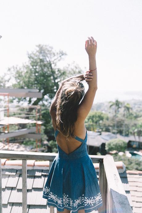 Laguna_Beach-California-Denim_Dress-Embroidery_Details-Lovers_And_Friends-Outfit-Open_Back-Silver_Flat_Sandals-Collage_On_The_Road-Outfit-4