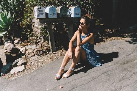 Laguna_Beach-California-Denim_Dress-Embroidery_Details-Lovers_And_Friends-Outfit-Open_Back-Silver_Flat_Sandals-Collage_On_The_Road-Outfit-21
