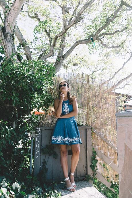 Laguna_Beach-California-Denim_Dress-Embroidery_Details-Lovers_And_Friends-Outfit-Open_Back-Silver_Flat_Sandals-Collage_On_The_Road-Outfit-15