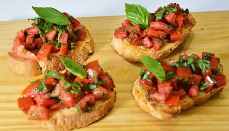 Vídeo receta: Bruschettas de tomate y albahaca.