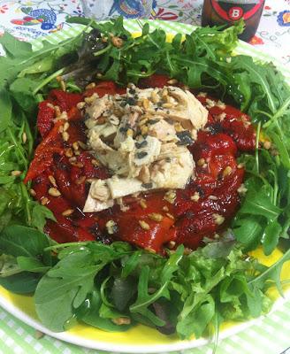 Ensalada De Pimientos Asados Con Brotes Y Bonito En Escabeche