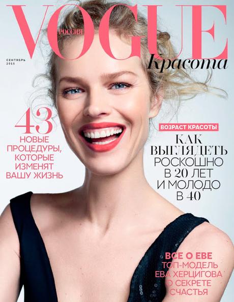 Eva Herzigova es todo sonrisas en la portada de Vogue Rusia