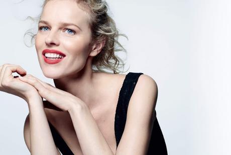 Eva Herzigova es todo sonrisas en la portada de Vogue Rusia