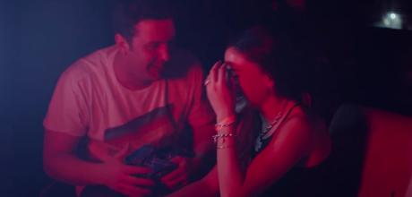 Cerveza Andes aparta a los chicos guapos de los bares para que los normalitos puedan ligar