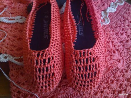 reciclando...de botas a zapatos de ganchillo