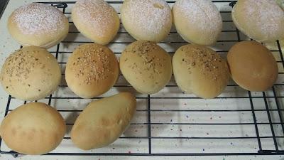 BOLLOS TIERNOS DE LECHE MANTEQUILLA Y MIEL y tutorial de cómo amasar a mano con video incluido