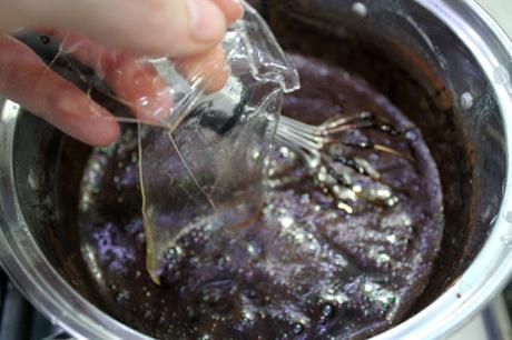 Tarta de mousse de chocolate y praliné con cristales de caramelo