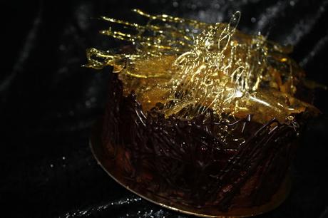 Tarta de mousse de chocolate y praliné con cristales de caramelo