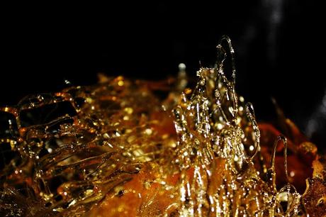 Tarta de mousse de chocolate y praliné con cristales de caramelo