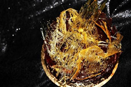 Tarta de mousse de chocolate y praliné con cristales de caramelo