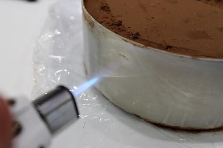 Tarta de mousse de chocolate y praliné con cristales de caramelo