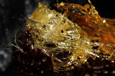 Tarta de mousse de chocolate y praliné con cristales de caramelo
