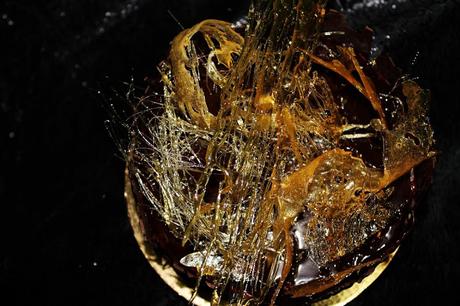 Tarta de mousse de chocolate y praliné con cristales de caramelo