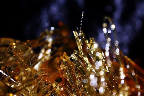 Tarta de mousse de chocolate y praliné con cristales de caramelo
