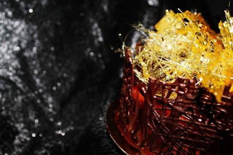 Tarta de mousse de chocolate y praliné con cristales de caramelo