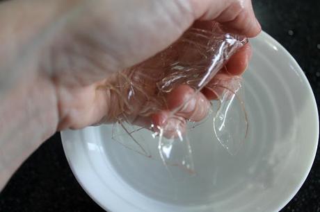 Tarta de mousse de chocolate y praliné con cristales de caramelo