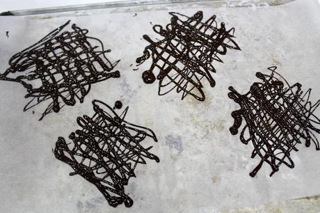 Tarta de mousse de chocolate y praliné con cristales de caramelo