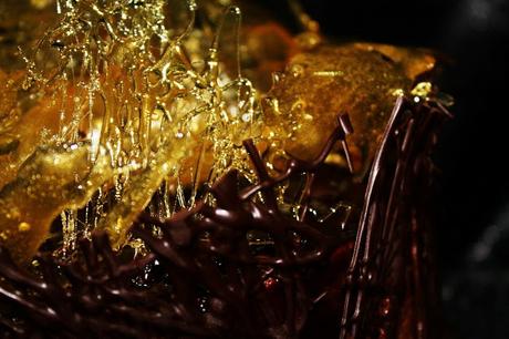 Tarta de mousse de chocolate y praliné con cristales de caramelo