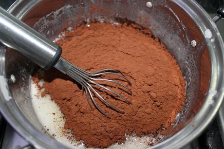 Tarta de mousse de chocolate y praliné con cristales de caramelo