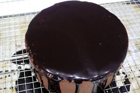 Tarta de mousse de chocolate y praliné con cristales de caramelo