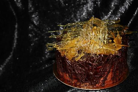 Tarta de mousse de chocolate y praliné con cristales de caramelo