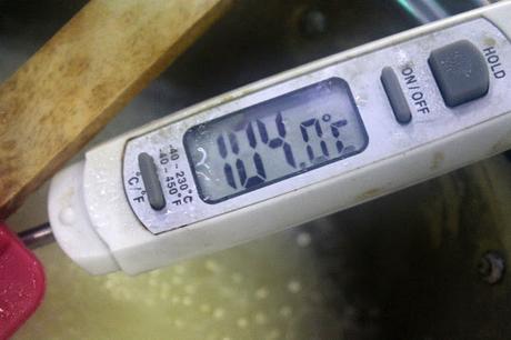 Tarta de mousse de chocolate y praliné con cristales de caramelo