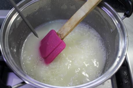 Tarta de mousse de chocolate y praliné con cristales de caramelo