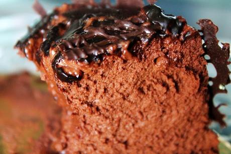 Tarta de mousse de chocolate y praliné con cristales de caramelo