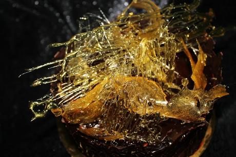 Tarta de mousse de chocolate y praliné con cristales de caramelo