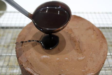 Tarta de mousse de chocolate y praliné con cristales de caramelo