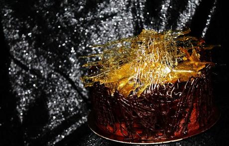 Tarta de mousse de chocolate y praliné con cristales de caramelo