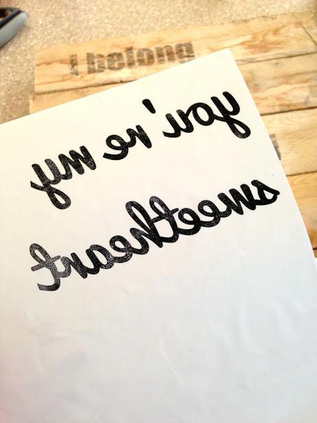 DIY: Haz un cabezal con mensaje con papel transfer para madera DIY: Haz un cabezal con mensaje con papel transfer para madera