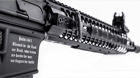 “Bendito sea Dios”: EE.UU. vende el primer rifle ‘cristiano’