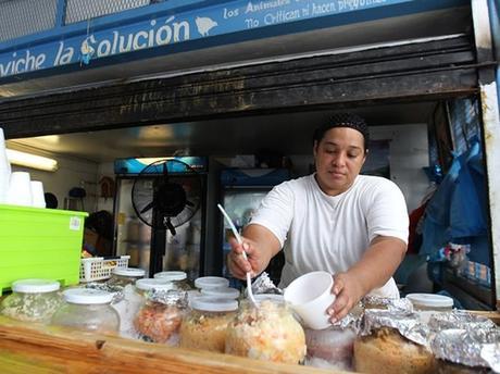 Carolina Ríos estará mañana domingo durante el ‘brunch’ dominical del restaurante Corvina y Caña, del hotel Marriot,  cocinando y sirviendo los ceviches que diariamente preprara en el Mercado de Mariscos .  