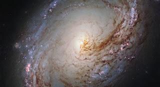 El torbellino galáctico de M96: el último descubrimiento del Hubble.
