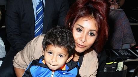 Snooki asiste a un desfile de la NYFW con una cita súper elegante