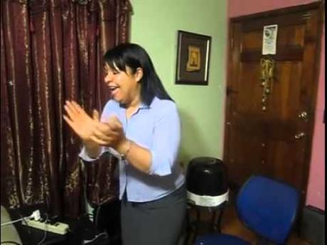 Mira lo que hizo esta mujer cristiana a la que nunca le daban oportunidad de cantar en la iglesia