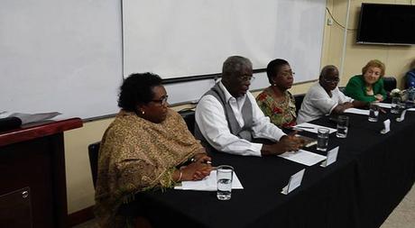 Jennifer Clarke, Quince Duncan, Annabeth Gordon y Franklin Perry, todos hablantes del criollo limonense, participaron en un conversatorio sobre el presente y el futuro de la lengua