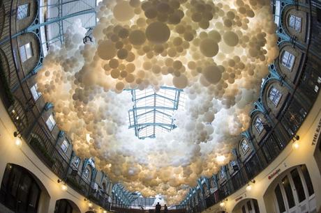 Los 100.000 globos gigantes de Charles Pétillon