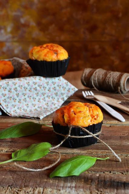Muffins de tomates secos, chorizo y albahaca