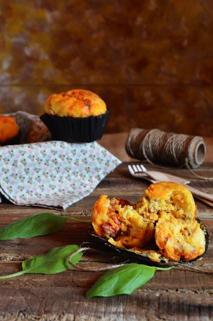 Muffins de tomates secos, chorizo y albahaca